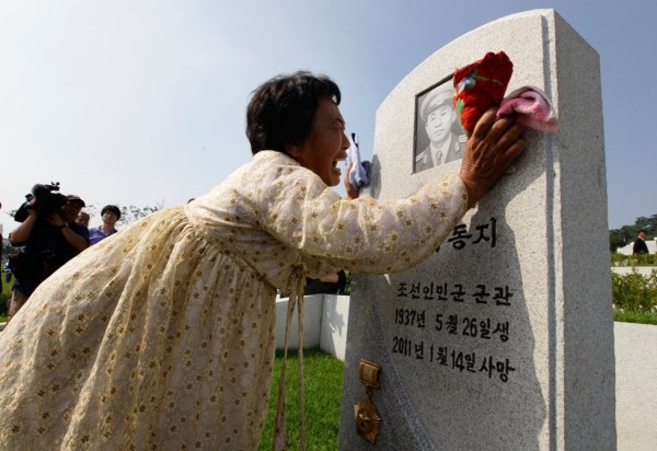 金正恩为朝鲜战争烈士陵园揭幕 志愿军老兵出席(组图)
