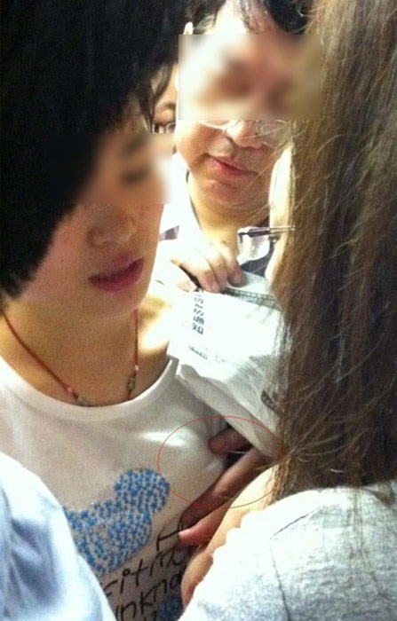 上海地铁高峰时段出现“咸猪手” 大叔狂捏女子胸部(组图)