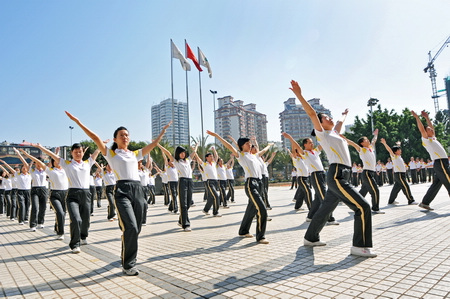 中国留学生白金汉宫广场前做广播体操 引网友怀旧(多图)