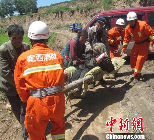 直击甘肃6.6级地震救援现场 已造成56人死亡(高清组图)