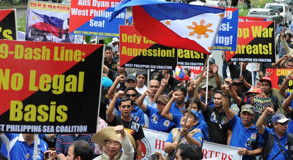 实拍菲律宾数百人反华游行 退休警官焚烧五星旗(高清组图)